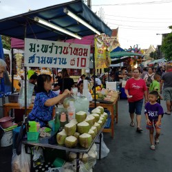 Bangkok vente proche du Bouddha debout