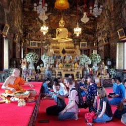 Ambiance de prière à Wat Pho